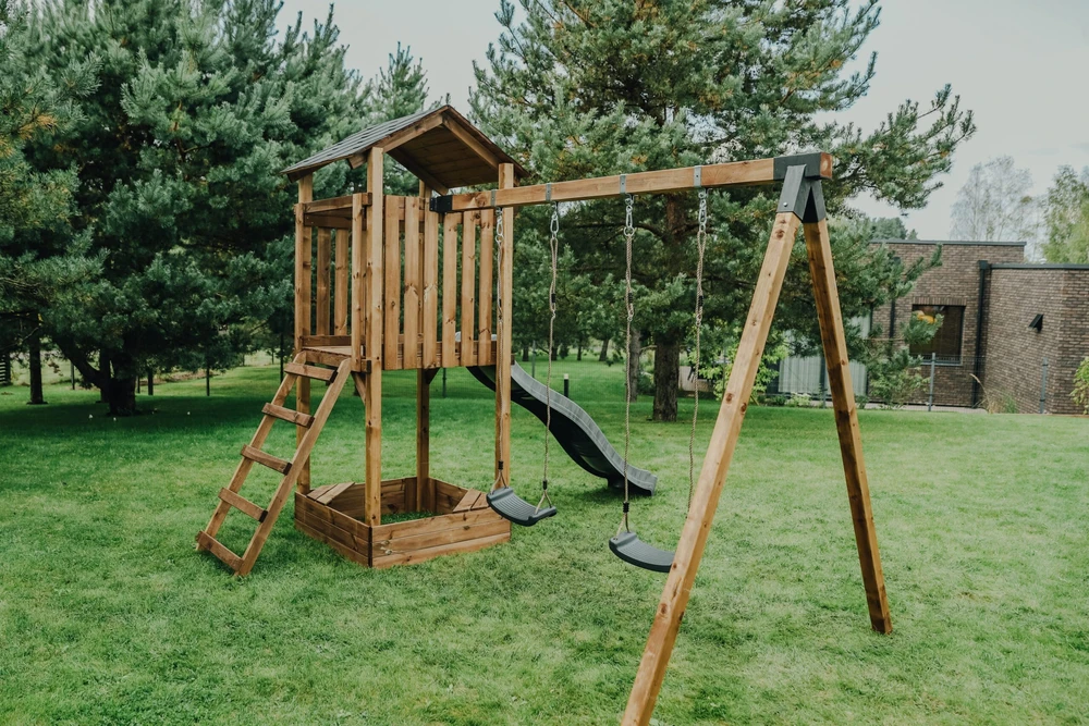 Plum Medinė vaikų žaidimų aikštelė HATIS „Kona“