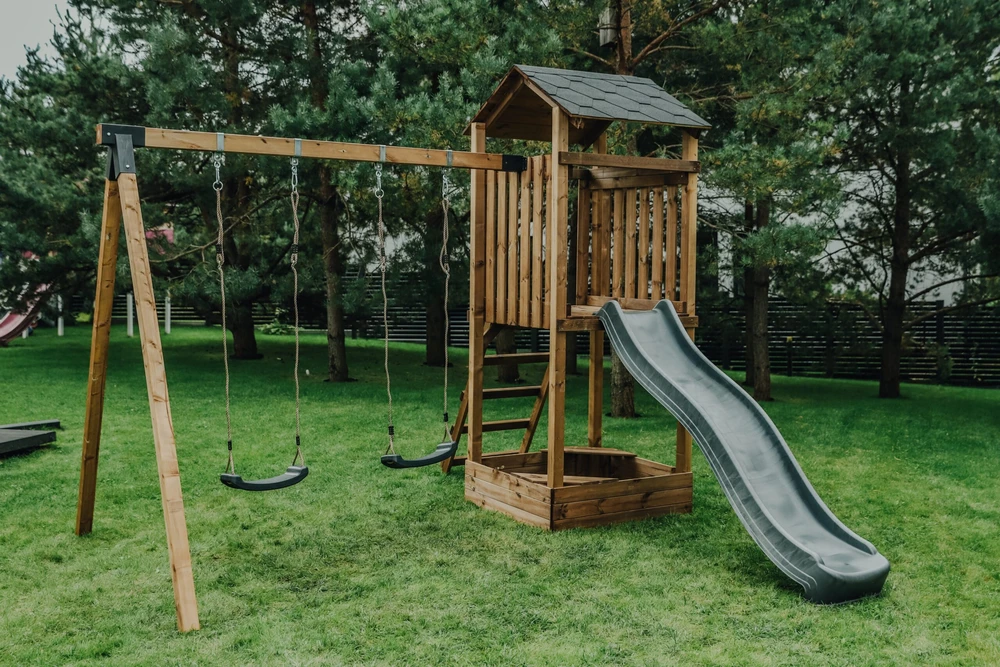Plum Medinė vaikų žaidimų aikštelė HATIS „Kona“