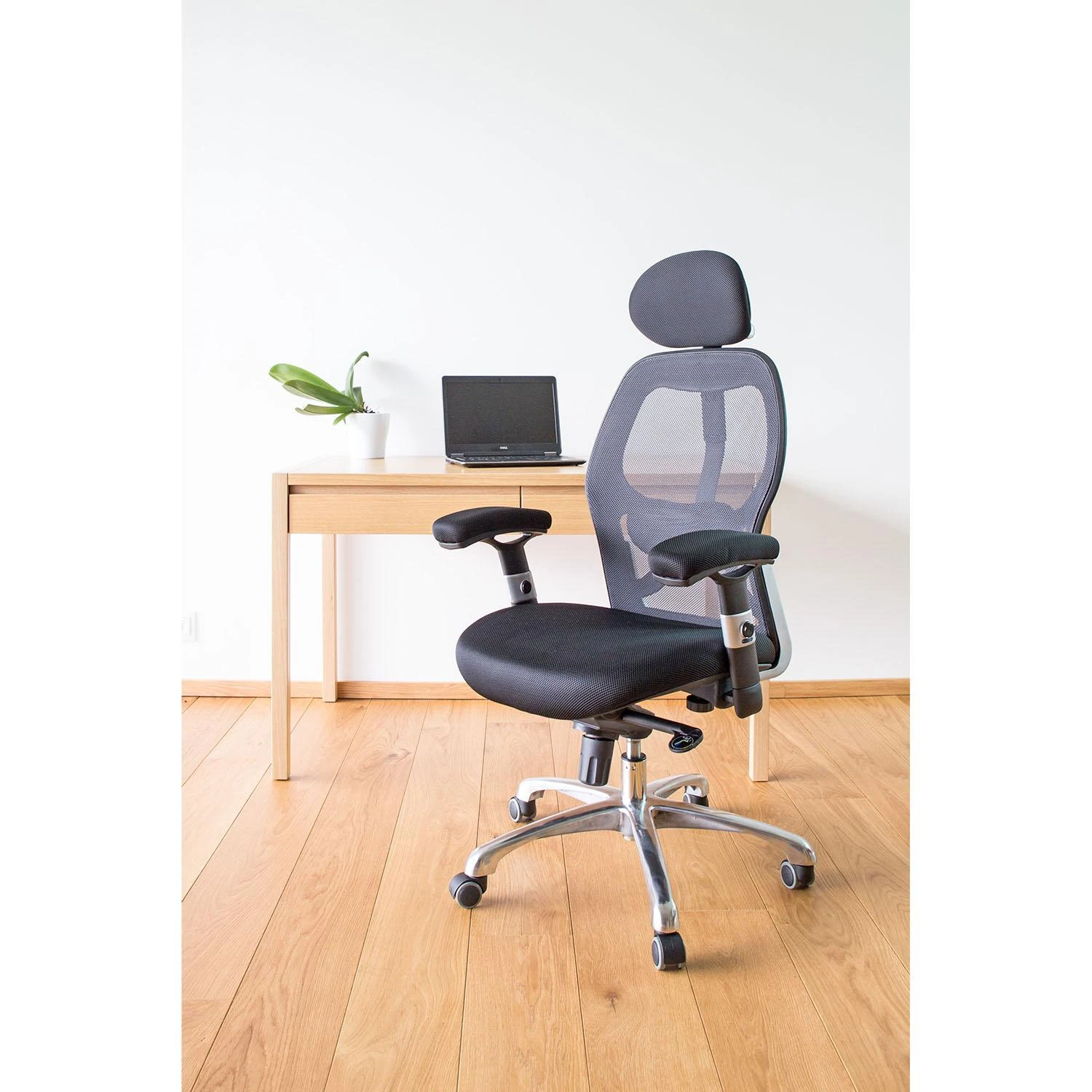 Juoda ergonomiška kėdė GAIOLA su tinkliniu atlošu