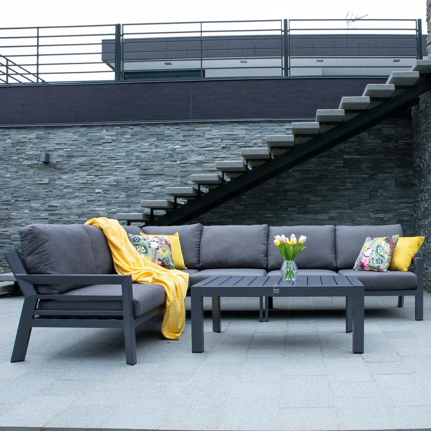 Lauko baldų komplektas Home4You Dark Sodo baldų komplektas TOMSON stalas ir kampinė sofa, tamsiai pilka