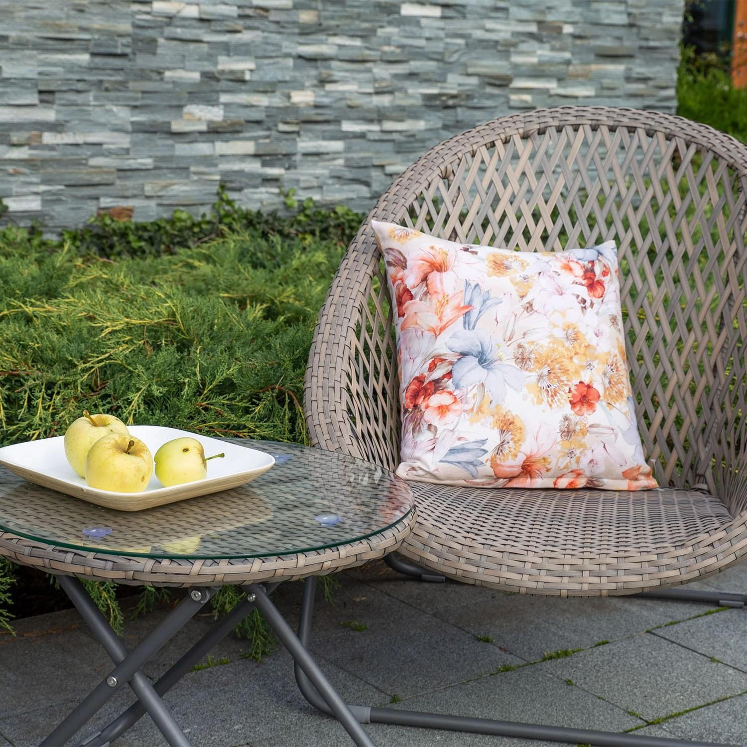 Lauko baldų komplektas Home4You Sodo baldų komplektas TURKU, 2 kėdės ir staliukas, sulankstomas, rėmas: plieno su plastikinių vytelių apdaila, spalva: pilka