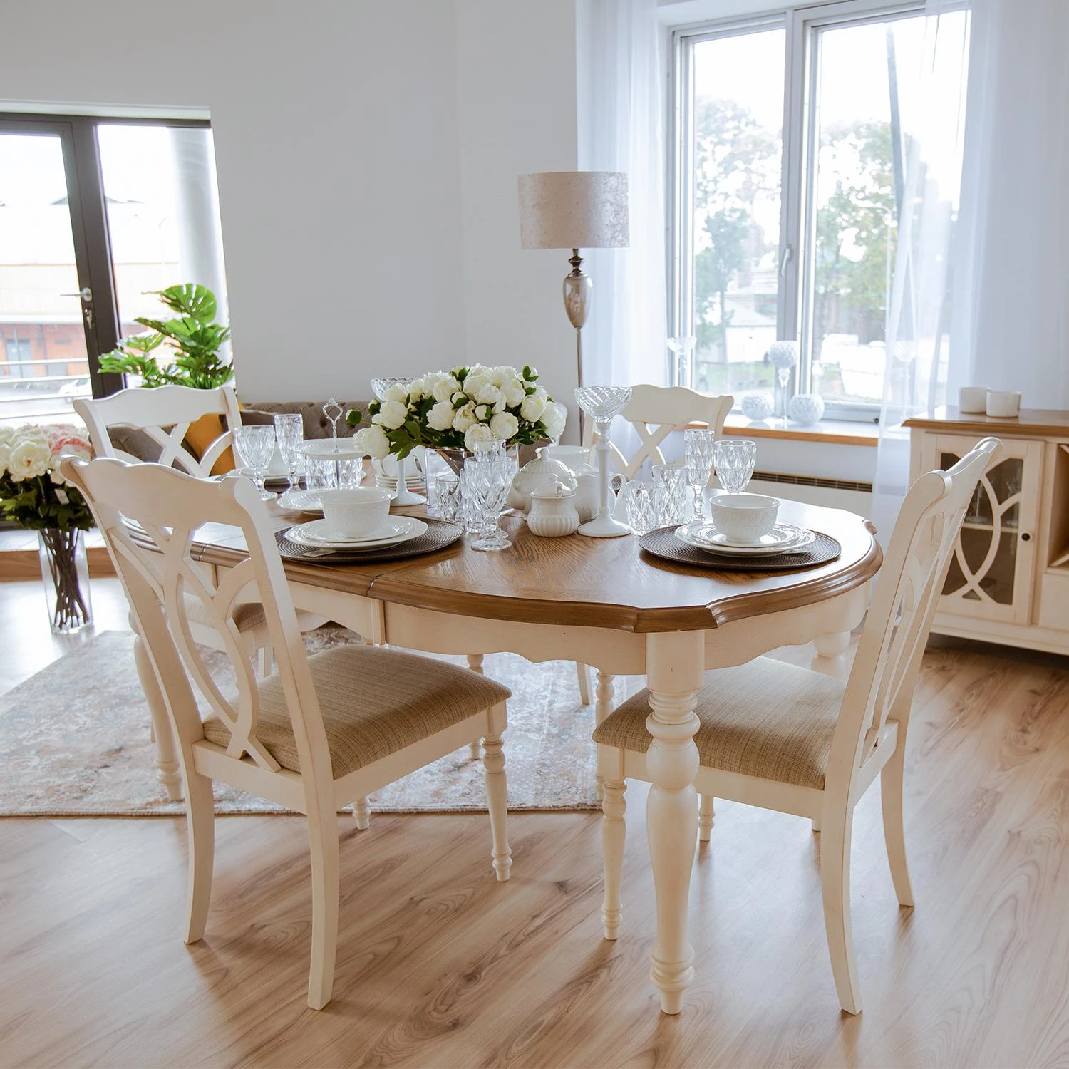 Home4You Valgomojo stalas LILY, 106,5x137-182x76 cm, ištraukiamas, medžiaga: MDF su tikro ąžuolo lukštu, kaučiukmedis, spalva: ąž