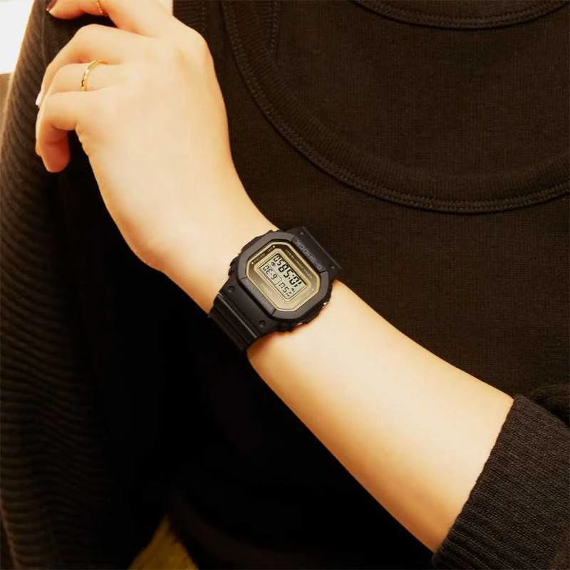 Laikrodis „Casio G-shock“ originalios metalinės akcentinės spalvos GMD-S5600-1ER