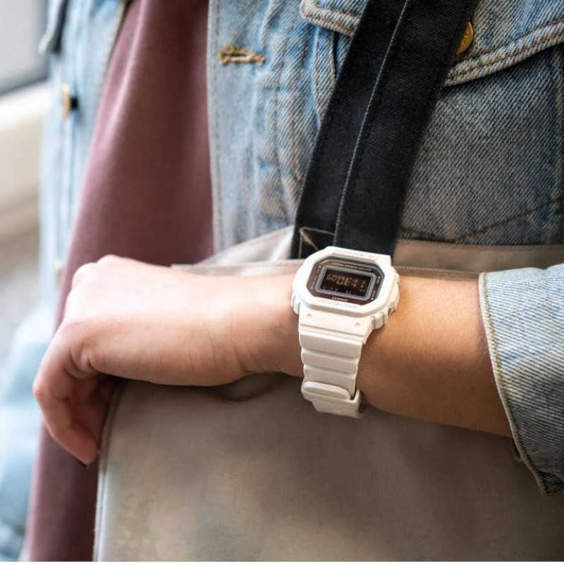 Laikrodis „Casio G-shock“ originalios metalinės akcentinės spalvos GMD-S5600-7ER