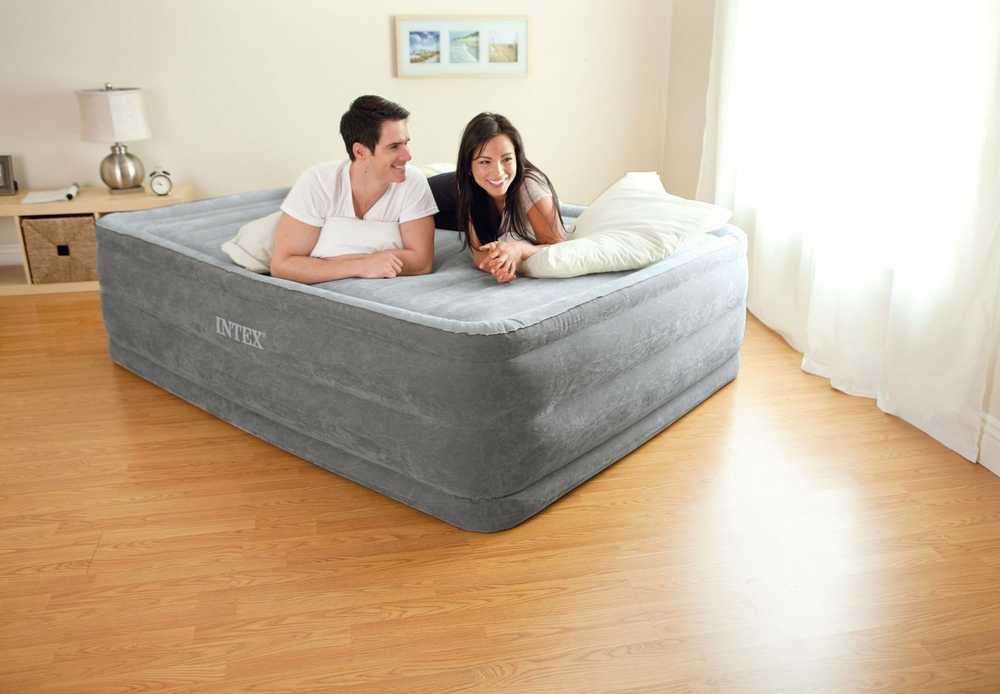 Pripučiamas čiužinys INTEX Queen Comfort-Plush High-Rise su integruota elektrine pompa, 152×203×56 cm