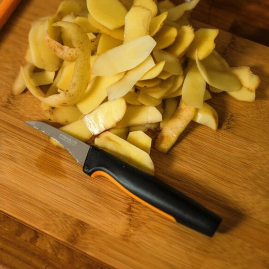 Fiskars Functional Form skutimo peilis lenkta geležtė aprašymas - Prekės nuotrauka