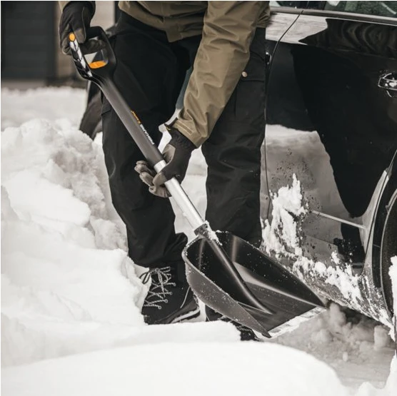 Fiskars X-series teleskopinis kastuvas automobiliui aprašymas - Prekės nuotrauka