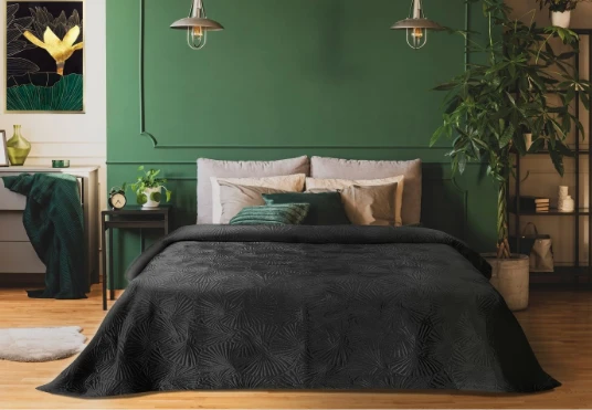 Eurofirany LIMITED COLLECTION MUSA5 minkšto aksomo lovatiesė su ginkmedžio lapų raštu, dygsniuota karšto spaudimo būdu, 220X240 cm, spalva: juoda aprašymas - Prekės nuotrauka