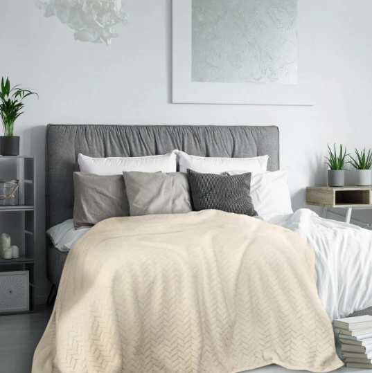 Eurofirany DESIGN 91 Minkštas ir švelnus pledas CINDY su įspaustu raštu, 220X200 cm, spalva: smėlio aprašymas - Prekės nuotrauka