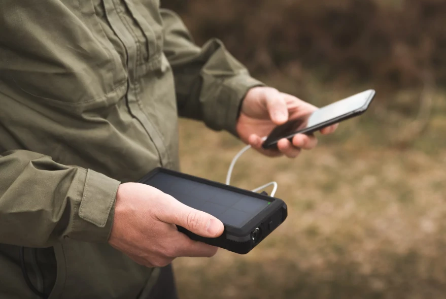 Nešiojama saulės baterija-įkroviklis Sandberg Outdoor Solar Powerbank 24000 aprašymas - Prekės nuotrauka
