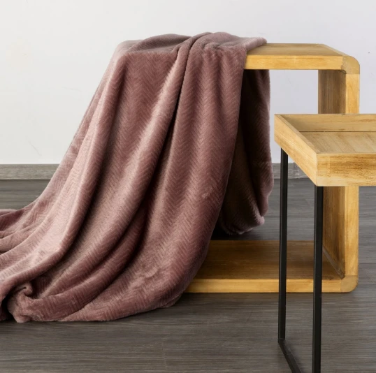 Eurofirany DESIGN 91 CINDY5 Minkštas ir švelnus pledas su įspaustu eglutės raštu, 170X210 cm, spalva: plytų aprašymas - Prekės nuotrauka