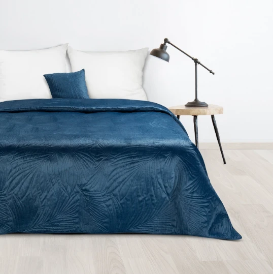 Eurofirany DESIGN 91 LUIZ / 4 Aksominė lovatiesė, dygsniuota karšto spaudimo būdu su palmių lapų raštu, 170X210 cm, spalva: mėlyna Lovatiesė aprašymas - Prekės nuotrauka