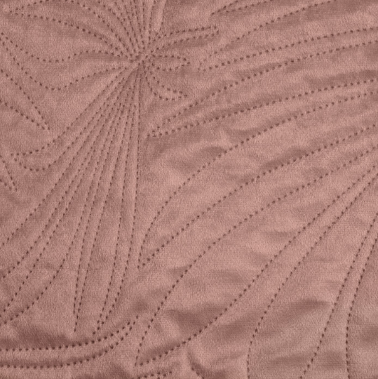 Eurofirany DESIGN 91 LUIZ / 4 Aksominė lovatiesė, dygsniuota karšto spaudimo būdu su palmių lapų raštu, 220X240 cm, spalva: rožinė Lovatiesė aprašymas - Prekės nuotrauka