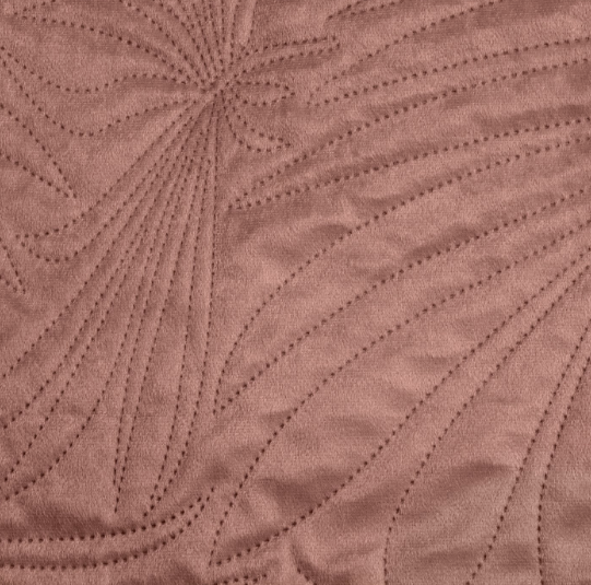 Eurofirany DESIGN 91 LUIZ / 4 Aksominė lovatiesė, dygsniuota karšto spaudimo būdu su palmių lapų raštu, 170X210 cm, spalva: rožinė Lovatiesė aprašymas - Prekės nuotrauka