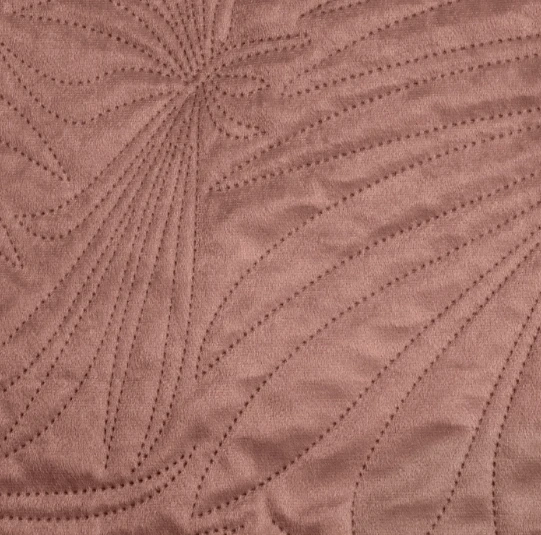 Eurofirany DESIGN 91 LUIZ / 4 Aksominė lovatiesė, dygsniuota karšto spaudimo būdu su palmių lapų raštu, 170X210 cm, spalva: rožinė Lovatiesė aprašymas - Prekės nuotrauka