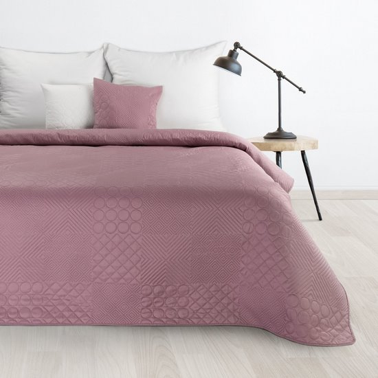 Eurofirany DESIGN 91 BONI / 5 Lovatiesė su karšto spaudimo technika įspaustu skiautinių motyvu, 170X210 cm, spalva: rožinė Lovatiesė aprašymas - Prekės nuotrauka