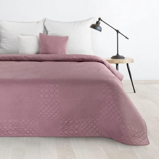 Eurofirany DESIGN 91 BONI / 5 Lovatiesė su karšto spaudimo technika įspaustu skiautinių motyvu, 170X210 cm, spalva: rožinė Lovatiesė aprašymas - Prekės nuotrauka
