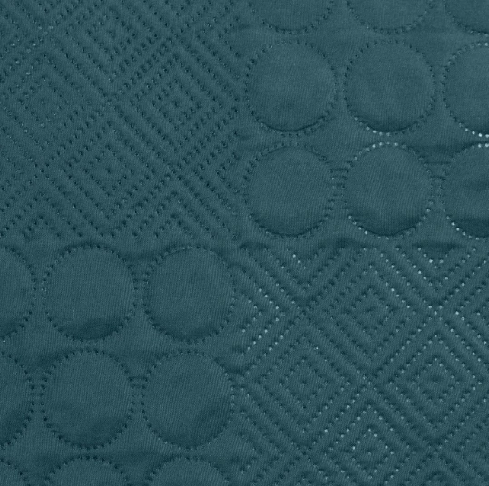 Eurofirany DESIGN 91 BONI / 5 Lovatiesė su karšto spaudimo technika įspaustu skiautinių motyvu, 170X210 cm, spalva: tamsi turkio Lovatiesė aprašymas - Prekės nuotrauka