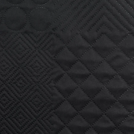 Eurofirany DESIGN 91 BONI / 5 Lovatiesė su karšto spaudimo technika įspaustu skiautinių motyvu, 170X210 cm, spalva: juoda Lovatiesė aprašymas - Prekės nuotrauka