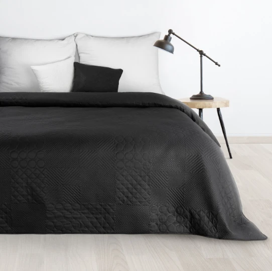 Eurofirany DESIGN 91 BONI / 5 Lovatiesė su karšto spaudimo technika įspaustu skiautinių motyvu, 170X210 cm, spalva: juoda Lovatiesė aprašymas - Prekės nuotrauka