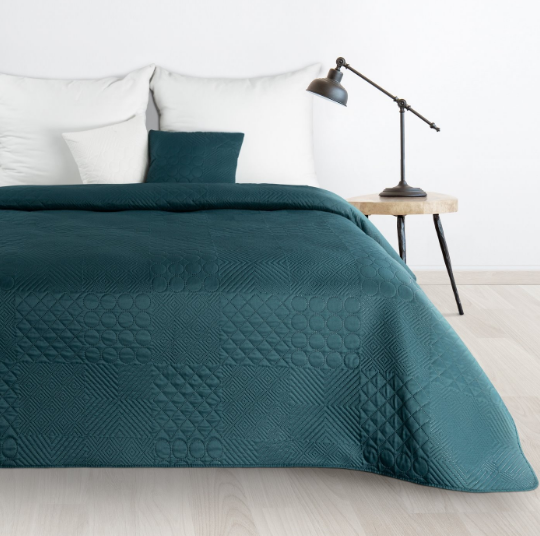 Eurofirany DESIGN 91 BONI / 5 Lovatiesė su karšto spaudimo technika įspaustu skiautinių motyvu, 220X240 cm, spalva: tamsi turkio Lovatiesė aprašymas - Prekės nuotrauka
