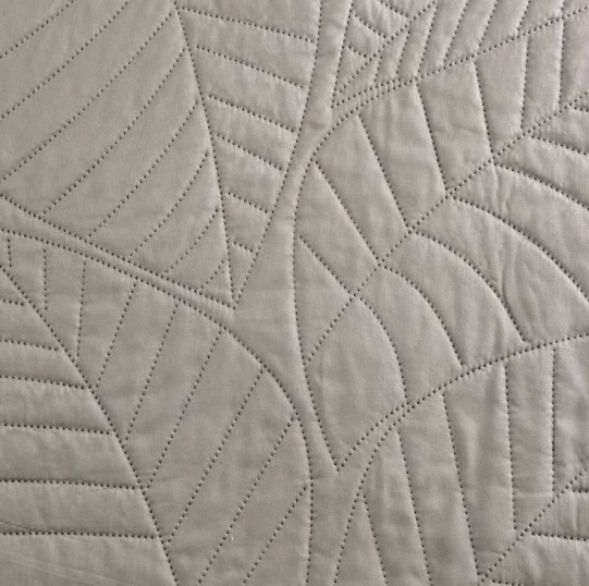 Eurofirany DESIGN 91 BONI / 6 Lovatiesė, dygsniuota karšto spaudimo būdu su lapų raštu, 170X210 cm, spalva: sidabrinė Lovatiesė aprašymas - Prekės nuotrauka