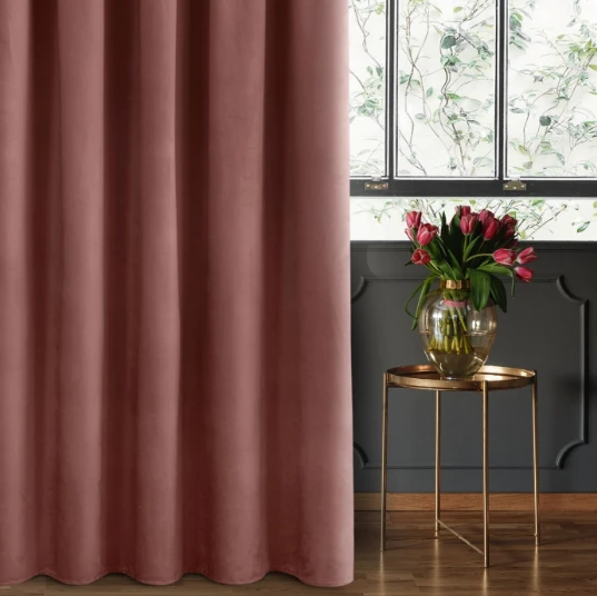 Eurofirany PIERRE CARDIN SIBEL Naktinė užuolaida iš minkšto aksomo, 260 g/m2, 140X270 cm, juosta / tunelis / kabliukai, spalva: rožinė aprašymas - Prekės nuotrauka