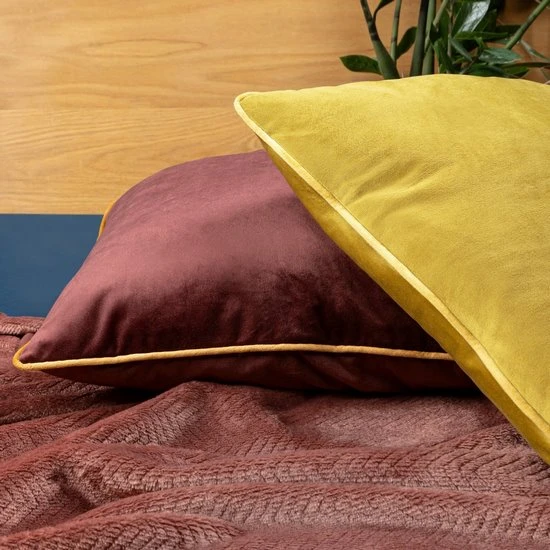 Eurofirany VELVET / 56 Minkšto aksomo pagalvės užvalkalas su kontrastingais apvadais kraštuose, 45X45 cm, spalva: bordinė aprašymas - Prekės nuotrauka