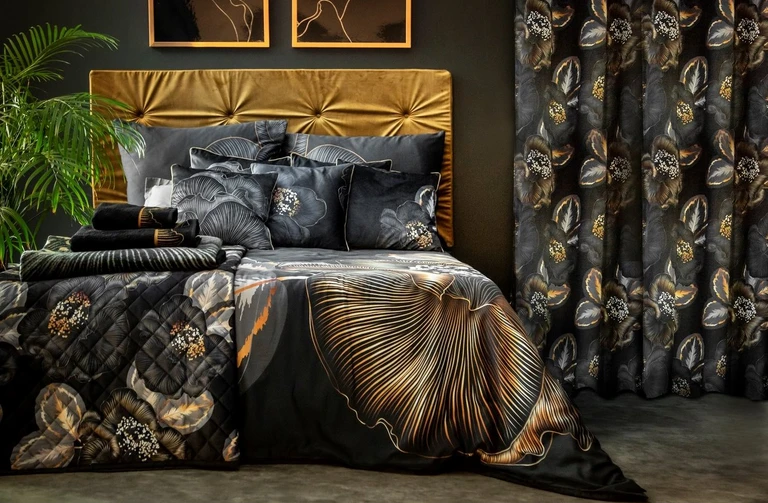Eurofirany LIMITED COLLECTION PEONIA3 Mako satino medvilnės patalynės komplektas 160 X 200 cm, 2 vnt. 70 X 80 cm, spalva: juoda, auksinė aprašymas - Prekės nuotrauka