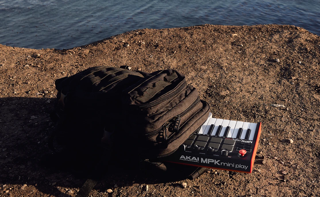 AKAI MPK Mini Play MK3 klaviatūra, juoda/raudona aprašymas - Prekės nuotrauka