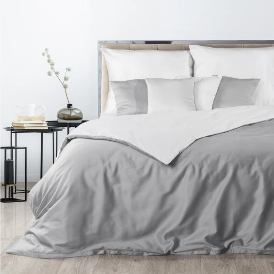 Eurofirany NOVA3 aukštos kokybės medvilninio satino vienspalvės patalynės komplektas, 180 X 200 cm, 2 vnt. 70 X 80cm, spalva: balta / šviesiai pilka aprašymas - Prekės nuotrauka
