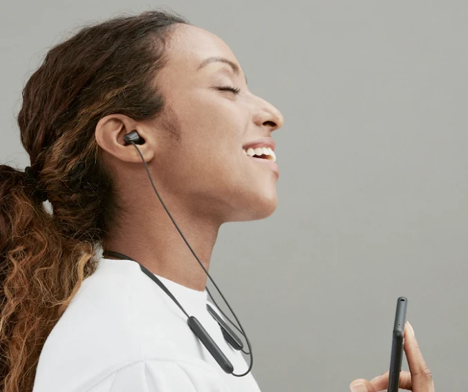 Belaidės į ausį įdedamos ausinės Sony WI-C100, Juodos aprašymas - Prekės nuotrauka