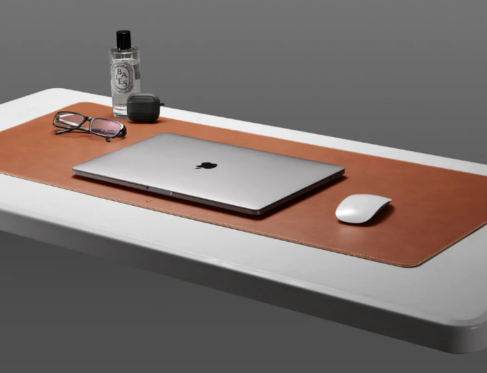 Spigen LD302 stalo kilimėlis, rudas aprašymas - Prekės nuotrauka