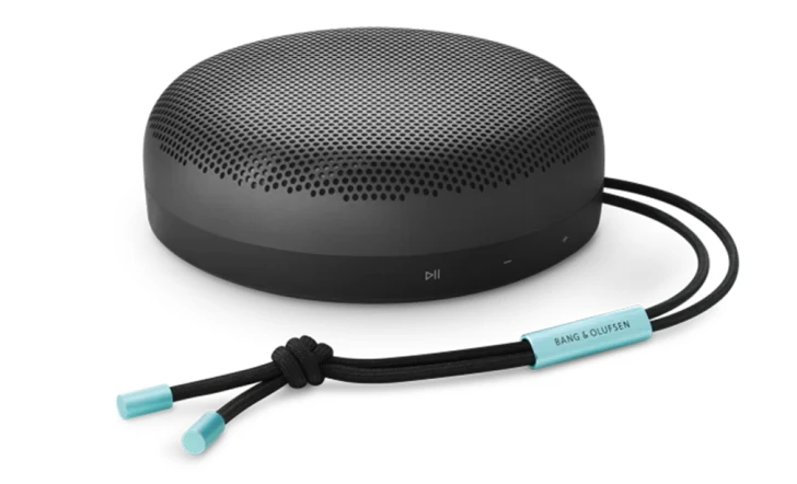 Bang & Olufsen Beosound A1 2nd Gen Nešiojama belaidė Bluetooth kolonėlė su balso asistentu, Juodos antracito/mėlynos spalvos aprašymas - Prekės nuotrauka