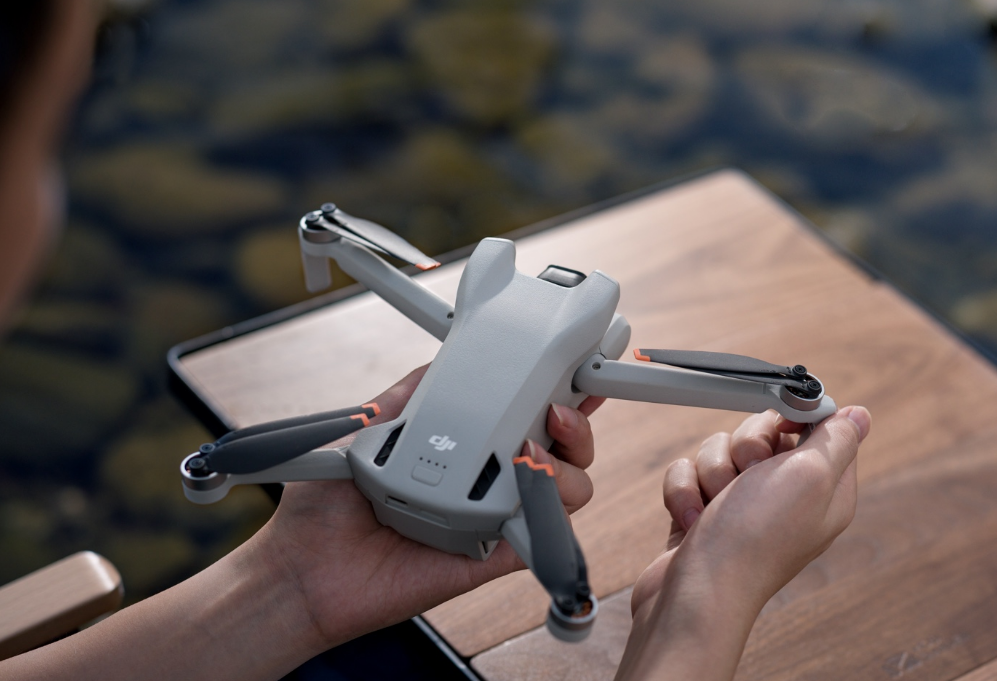 Dronas DJI Mini 3 Fly More Combo su DJI RC valdymo pultu ir papildomais aksesuarais aprašymas - Prekės nuotrauka