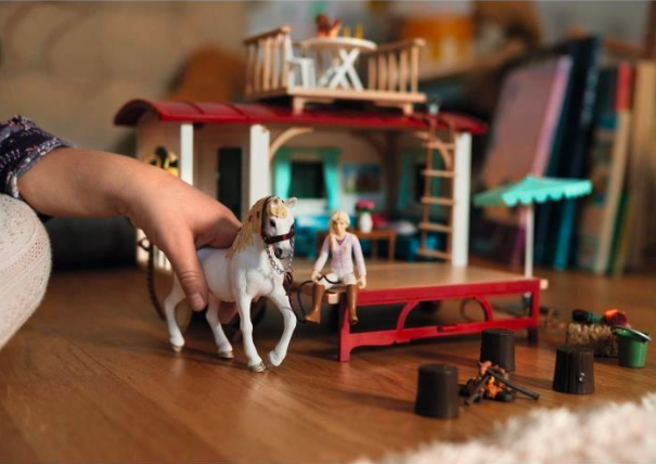 SCHLEICH HORSE CLUB Namelis ant ratų slaptiems klubo susitikimams aprašymas - Prekės nuotrauka