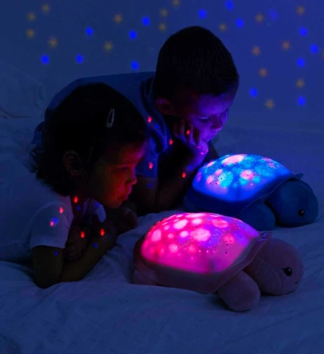 Cloud B Twinkling Twilight Turtle grojantis ir šviečiantis migdukas, mėlynos spalvos aprašymas - Prekės nuotrauka