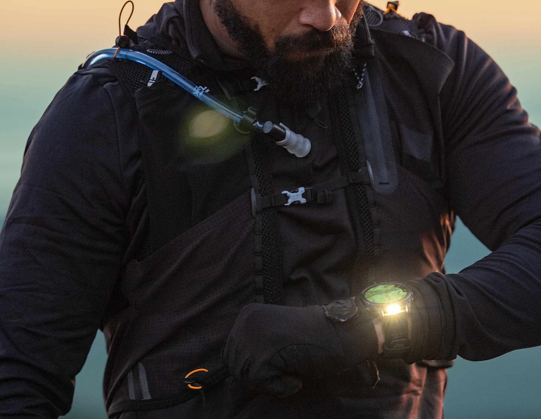 Išmanusis laikrodis Garmin Fenix 8 – 43 mm, AMOLED Sidabrinės spalvos korpusas su baltojo akmens spalvos silikoniniu dirželiu aprašymas - Prekės nuotrauka
