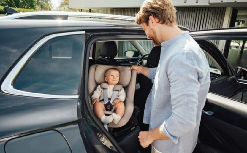 Britax Römer automobilio kėdutė DUALFIX PRO M, LUX, 61-105 cm, spalva: Ruda aprašymas - Prekės nuotrauka
