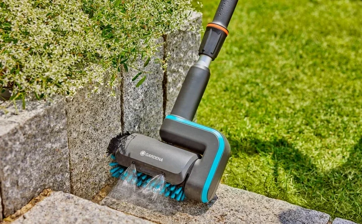 Daugiafunkcis valytuvas Gardena AquaBrush Universal su akumuliatoriumi, terasoms, plytelėms, vartams aprašymas - Prekės nuotrauka
