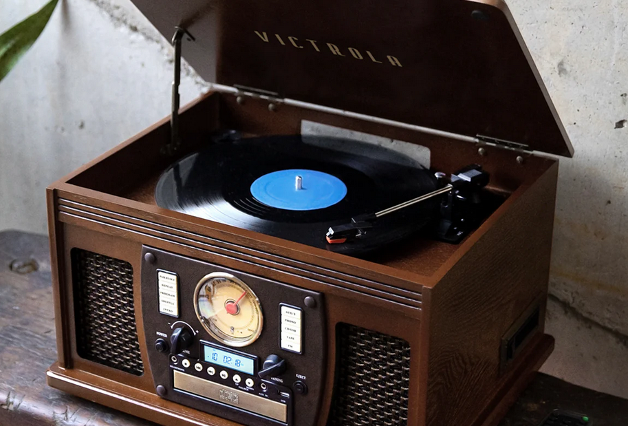 Patefonas Victrola Navigator 8 in 1 su CD, radijo ir kasečių funkcija (VTA-600B-MAH-INT) aprašymas - Prekės nuotrauka