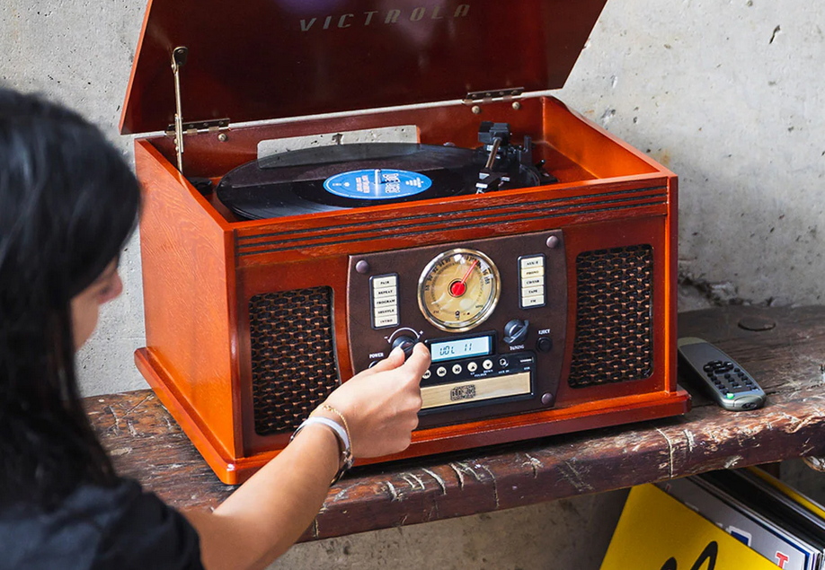 Patefonas Victrola Navigator 8 in 1 su CD, radijo ir kasečių funkcija (VTA-600B-MAH-INT) aprašymas - Prekės nuotrauka