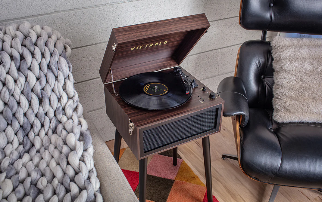Patefonas Victrola Liberty VTA-75, rudas, su stovu aprašymas - Prekės nuotrauka