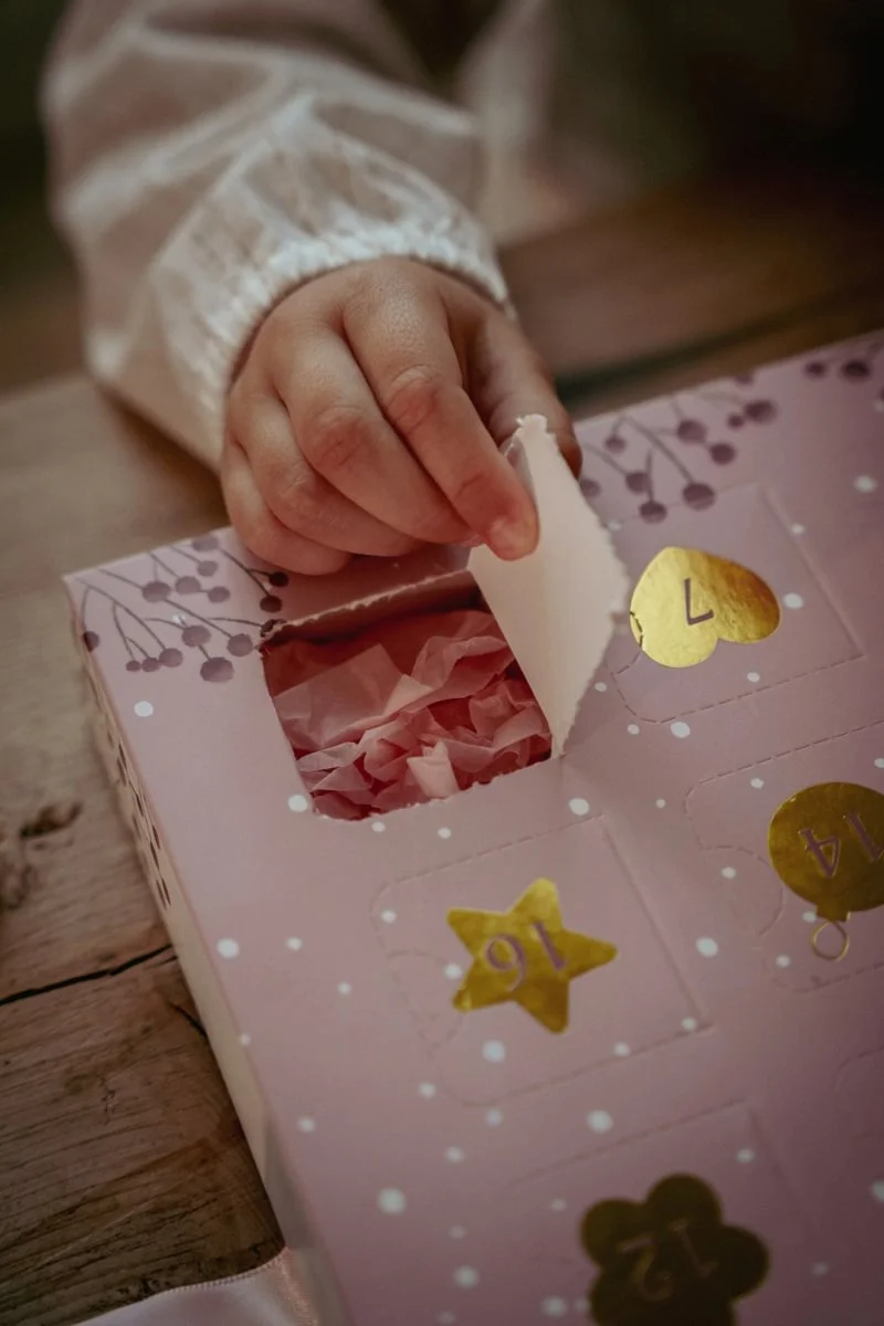 Advento kalendorius Little Dutch – apyrankių gamyba aprašymas - Prekės nuotrauka