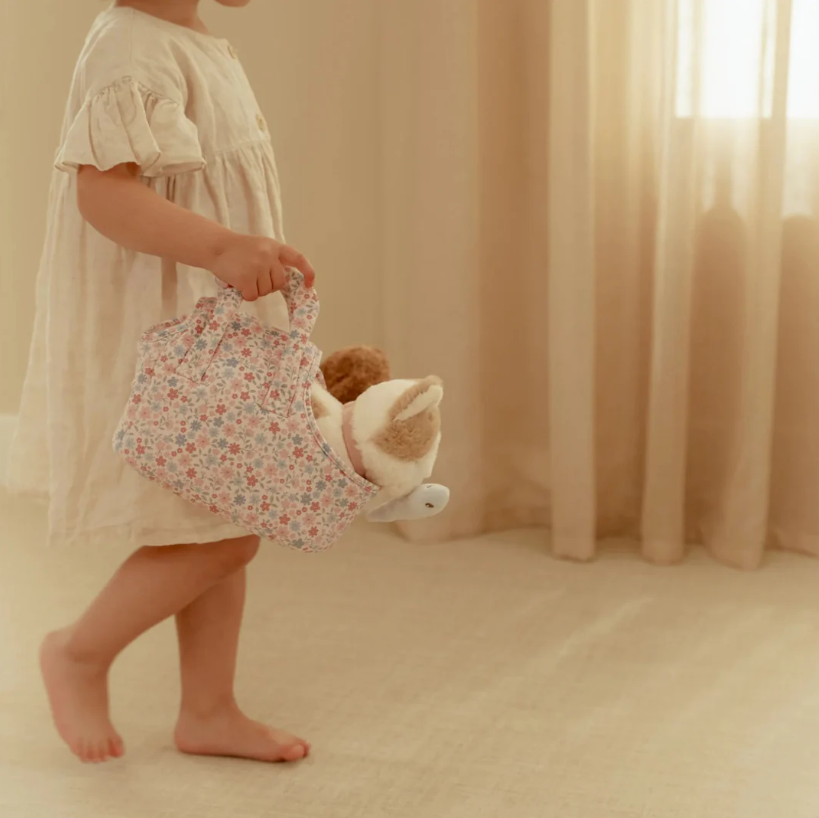 Little Dutch pliušinė katytė krepšyje – Marley aprašymas - Prekės nuotrauka
