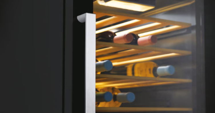 Candy Wine Cooler | CWC023 | Energy efficiency class G | Free standing | Bottles capacity 23 | Juodas +DOVANA Hoover dulkių siurblys aprašymas - Prekės nuotrauka