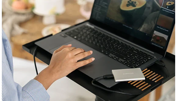 Kietasis nešiojamasis SSD diskas Samsung T7 Resurrected 2TB“, 1050 MB/s skaitymo ir 1000 MB/s įrašymo sparta. aprašymas - Prekės nuotrauka