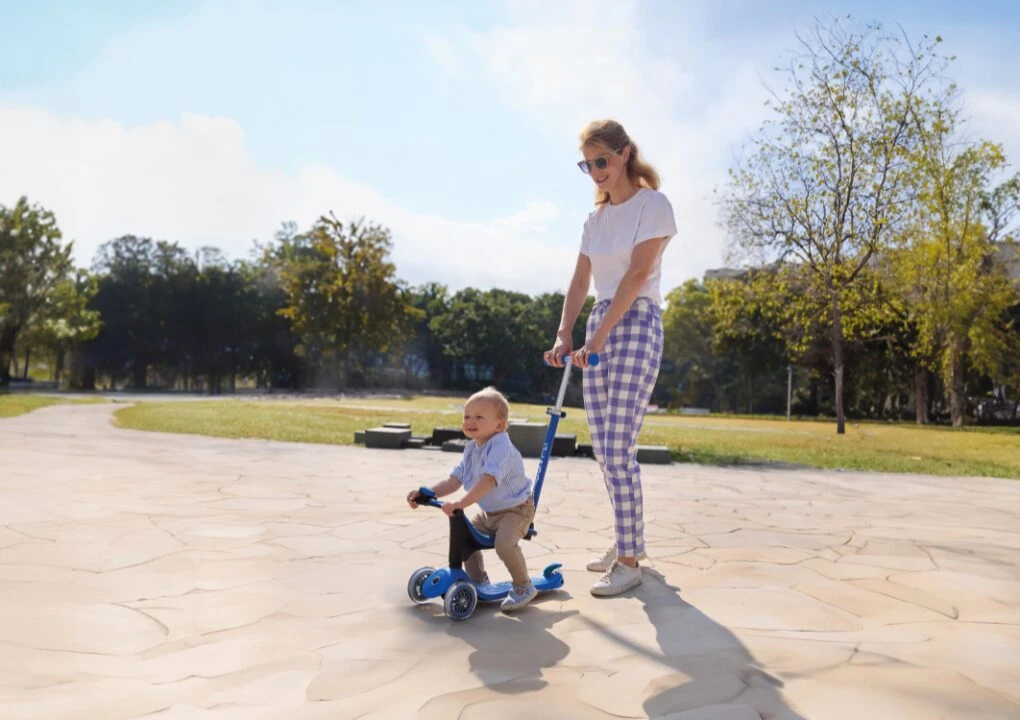 GLOBBER paspirtukas Go-Up Sporty Lights, spalva: pastelinė rožinė aprašymas - Prekės nuotrauka
