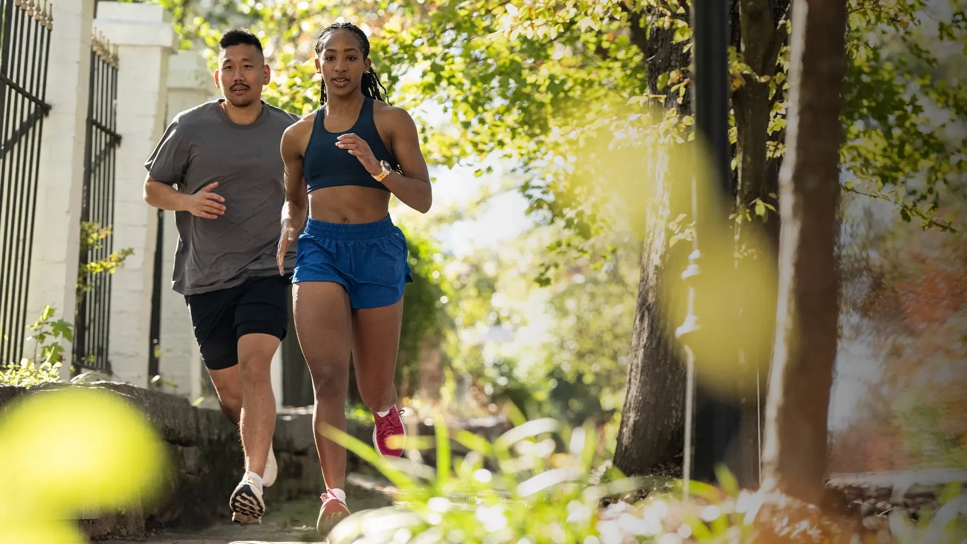 Išmanusis laikrodis Garmin Forerunner® 570 - 47mm, Ryškiai geltonos spalvos aliuminis su permatomu baltojo akmens / turkio spalvos dirželiu aprašymas - Prekės nuotrauka