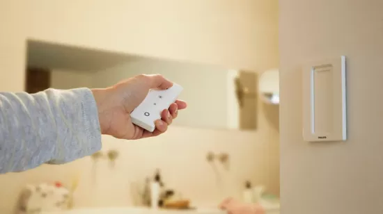 Philips Hue Hue White and Color Ambiance Essential lempučių rinkinys (2x E27 lamputės + jungiklis) aprašymas - Prekės nuotrauka